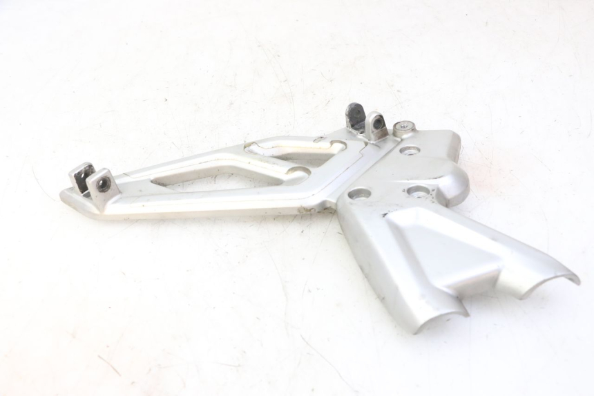 photo de SUPORTE DO DESCANSO DE PÉ DIANTEIRO ESQUERDO BMW G310 R 310 (2016 - 2020) - Vista geral