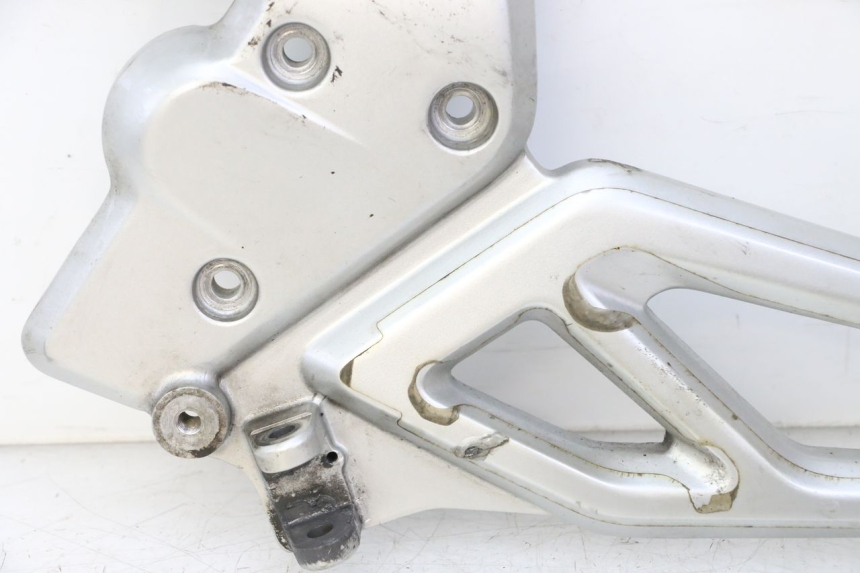 photo de SUPORTE DO DESCANSO DE PÉ DIANTEIRO ESQUERDO BMW G310 R 310 (2016 - 2020) - Peça verificada
