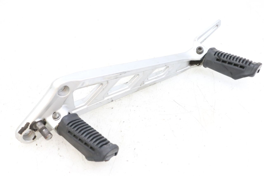photo de SUPORTE DO DESCANSO DE PÉ DIANTEIRO ESQUERDO HYOSUNG GF 125 (2001 - 2005) - Vista principal