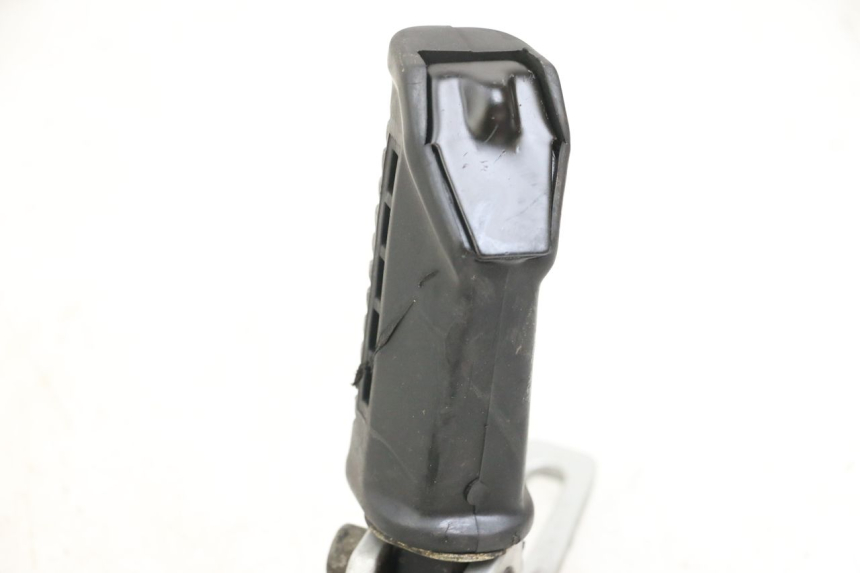 photo de SUPORTE DO DESCANSO DE PÉ DIANTEIRO ESQUERDO HYOSUNG GF 125 (2001 - 2005) - Outro ângulo de visão