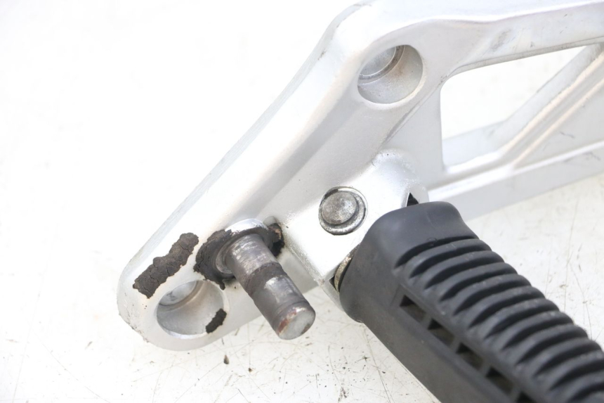 photo de SUPORTE DO DESCANSO DE PÉ DIANTEIRO ESQUERDO HYOSUNG GF 125 (2001 - 2005) - Estado da superfície