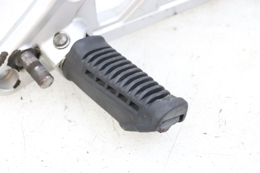 photo de SUPORTE DO DESCANSO DE PÉ DIANTEIRO ESQUERDO HYOSUNG GF 125 (2001 - 2005) - Peça verificada
