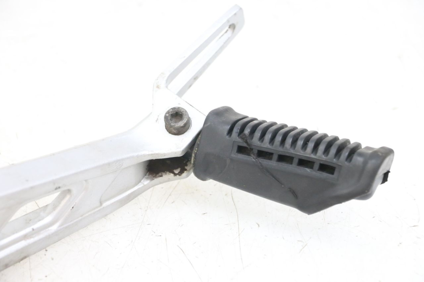 photo de SUPORTE DO DESCANSO DE PÉ DIANTEIRO ESQUERDO HYOSUNG GF 125 (2001 - 2005) - Marcações e referências