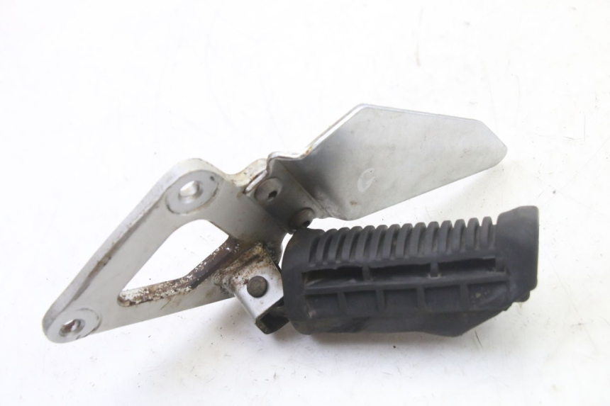 photo de SUPORTE DO DESCANSO DE PÉ DIANTEIRO ESQUERDO SUZUKI GS GSE 500 (2001 - 2003) - Detalhe da peça