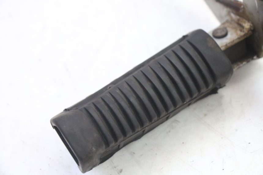 photo de SUPORTE DO DESCANSO DE PÉ DIANTEIRO ESQUERDO SUZUKI GS GSE 500 (2001 - 2003) - Outro ângulo de visão