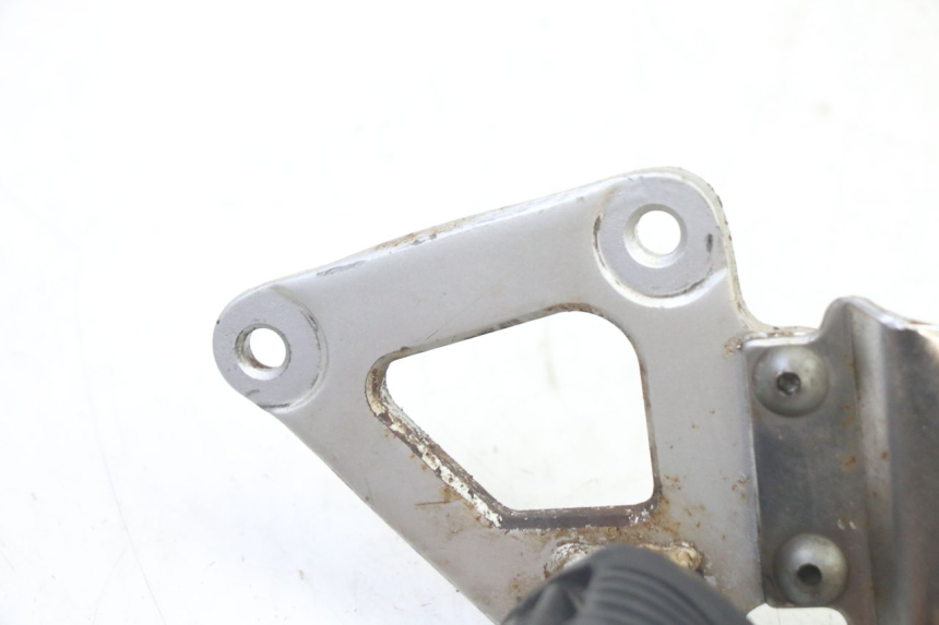 photo de SUPORTE DO DESCANSO DE PÉ DIANTEIRO ESQUERDO SUZUKI GS GSE 500 (2001 - 2003) - Ampliação técnica