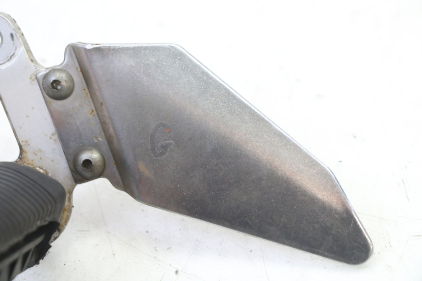 photo de SUPORTE DO DESCANSO DE PÉ DIANTEIRO ESQUERDO SUZUKI GS GSE 500 (2001 - 2003) - Vista geral
