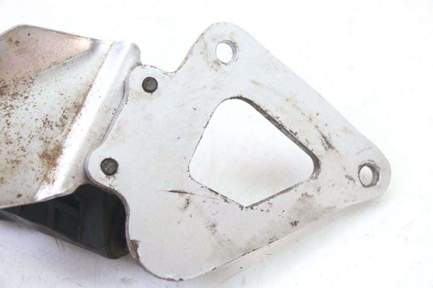 photo de SUPORTE DO DESCANSO DE PÉ DIANTEIRO ESQUERDO SUZUKI GS GSE 500 (2001 - 2003) - Peça verificada