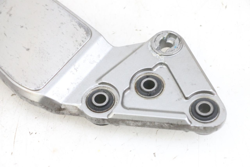 photo de SUPORTE DO DESCANSO DE PÉ DIANTEIRO ESQUERDO SUZUKI GSF N BANDIT 600 (1996 - 1999) - Outro ângulo de visão