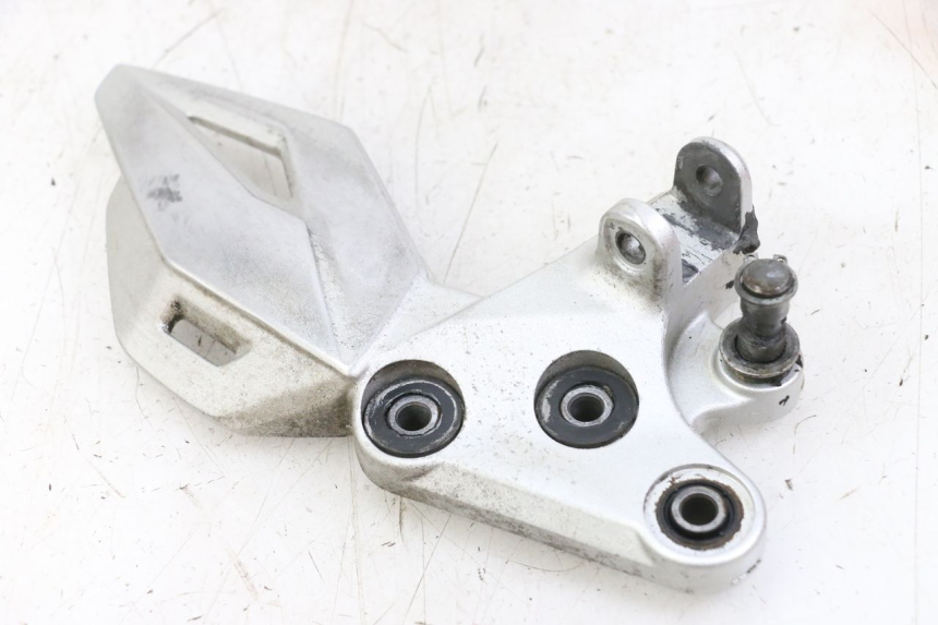 photo de SUPORTE DO DESCANSO DE PÉ DIANTEIRO ESQUERDO SUZUKI GSR 750 (2011 - 2017) - Vista principal