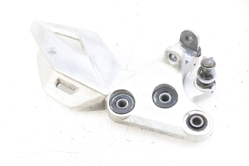 photo de SUPORTE DO DESCANSO DE PÉ DIANTEIRO ESQUERDO SUZUKI GSR 750 (2011 - 2017) - Detalhe da peça