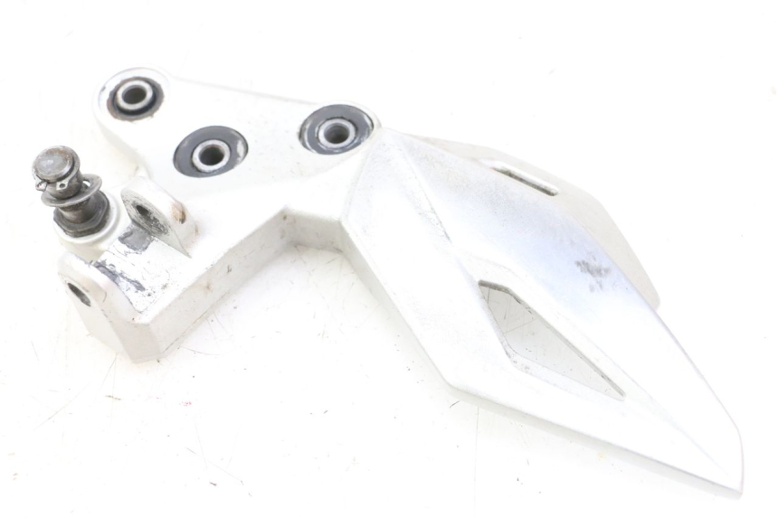 photo de SUPORTE DO DESCANSO DE PÉ DIANTEIRO ESQUERDO SUZUKI GSR 750 (2011 - 2017) - Zoom do estado de desgaste