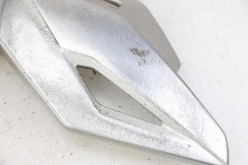 photo de SUPORTE DO DESCANSO DE PÉ DIANTEIRO ESQUERDO SUZUKI GSR 750 (2011 - 2017) - Outro ângulo de visão