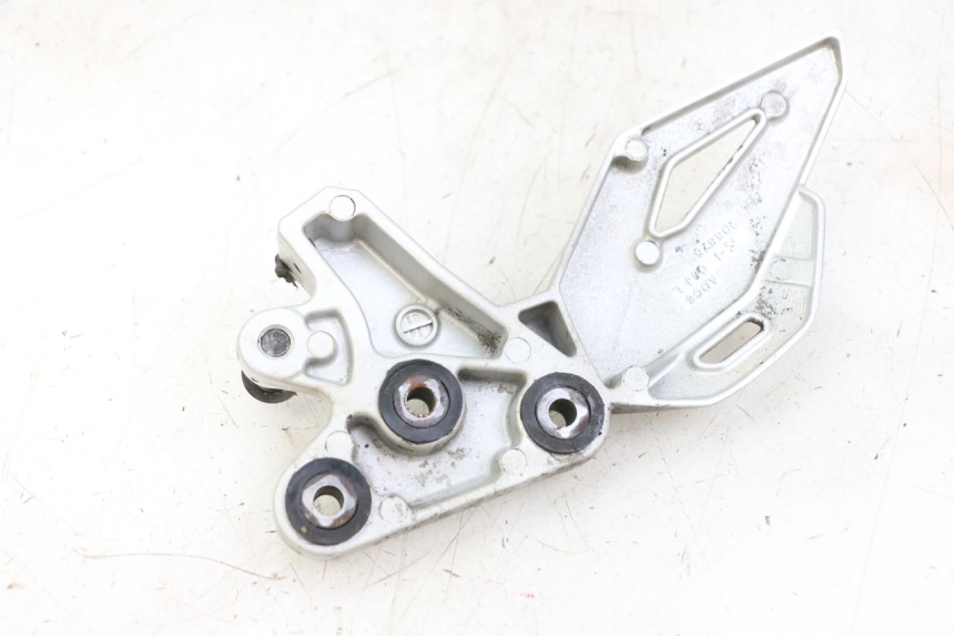 photo de SUPORTE DO DESCANSO DE PÉ DIANTEIRO ESQUERDO SUZUKI GSR 750 (2011 - 2017) - Ampliação técnica