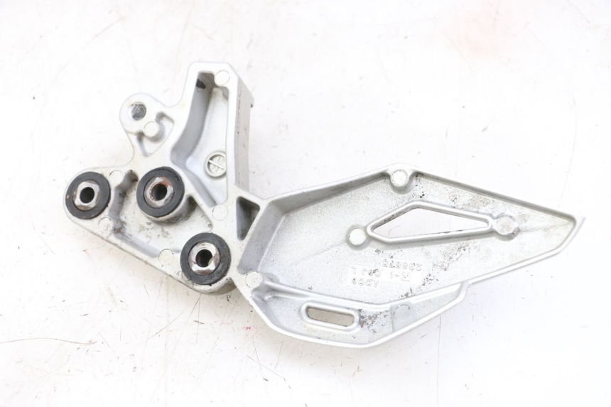 photo de SUPORTE DO DESCANSO DE PÉ DIANTEIRO ESQUERDO SUZUKI GSR 750 (2011 - 2017) - Vista geral