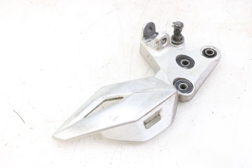 photo de SUPORTE DO DESCANSO DE PÉ DIANTEIRO ESQUERDO SUZUKI GSR 750 (2011 - 2017) - Estado da superfície