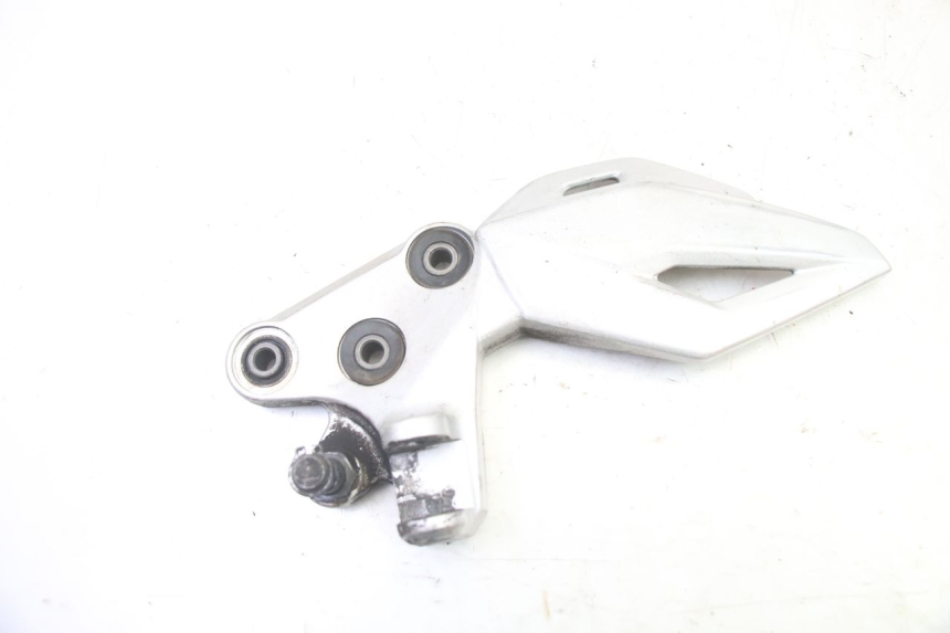 photo de SUPORTE DO DESCANSO DE PÉ DIANTEIRO ESQUERDO SUZUKI GSR 750 (2011 - 2017) - Vista principal