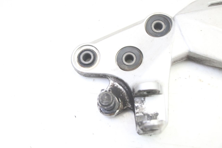 photo de SUPORTE DO DESCANSO DE PÉ DIANTEIRO ESQUERDO SUZUKI GSR 750 (2011 - 2017) - Detalhe da peça