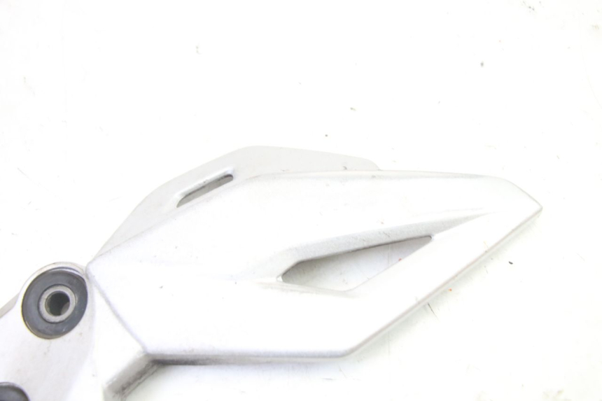 photo de SUPORTE DO DESCANSO DE PÉ DIANTEIRO ESQUERDO SUZUKI GSR 750 (2011 - 2017) - Zoom do estado de desgaste
