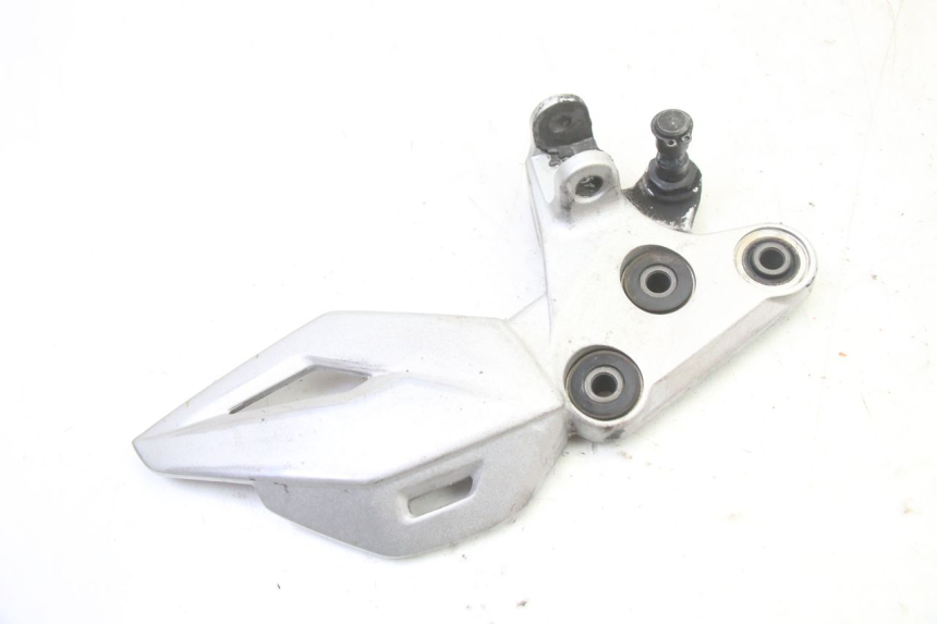 photo de SUPORTE DO DESCANSO DE PÉ DIANTEIRO ESQUERDO SUZUKI GSR 750 (2011 - 2017) - Outro ângulo de visão