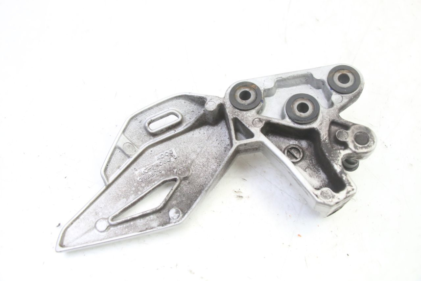 photo de SUPORTE DO DESCANSO DE PÉ DIANTEIRO ESQUERDO SUZUKI GSR 750 (2011 - 2017) - Ampliação técnica