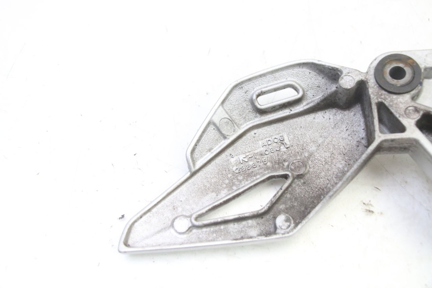 photo de SUPORTE DO DESCANSO DE PÉ DIANTEIRO ESQUERDO SUZUKI GSR 750 (2011 - 2017) - Vista geral