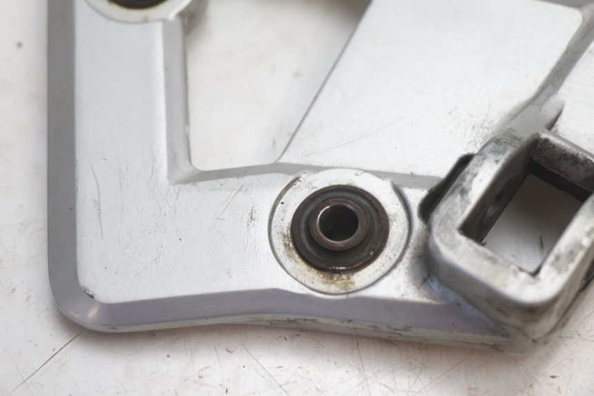 photo de SUPORTE DO DESCANSO DE PÉ DIANTEIRO ESQUERDO SUZUKI GSX F GSXF 750 (1988 - 1998) - Detalhe da peça