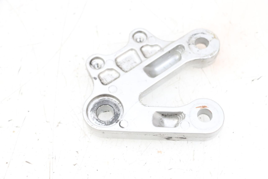 photo de SUPORTE DO DESCANSO DE PÉ DIANTEIRO ESQUERDO SUZUKI GSXR GSX-R 1000 (2003 - 2004) - Detalhe da peça