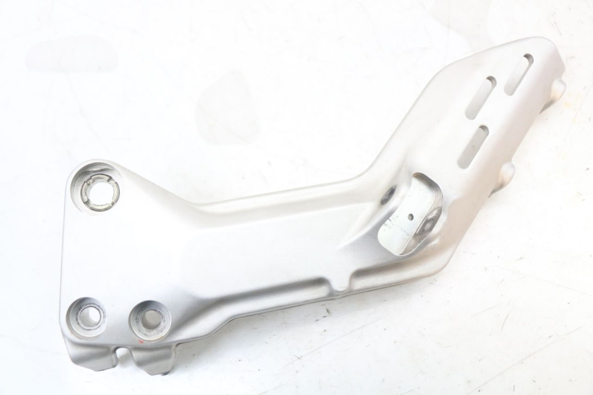 photo de SUPORTE DO DESCANSO DE PÉ DIANTEIRO ESQUERDO HUSQVARNA SVARTPILEN 401 (2018 - 2023) - Detalhe da peça