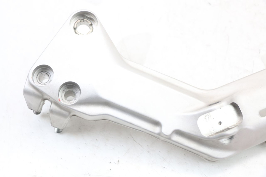 photo de SUPORTE DO DESCANSO DE PÉ DIANTEIRO ESQUERDO HUSQVARNA SVARTPILEN 401 (2018 - 2023) - Zoom do estado de desgaste