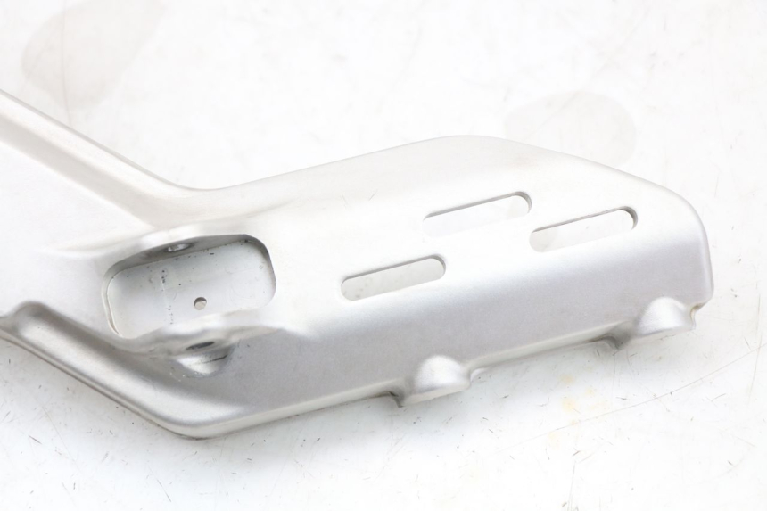 photo de SUPORTE DO DESCANSO DE PÉ DIANTEIRO ESQUERDO HUSQVARNA SVARTPILEN 401 (2018 - 2023) - Outro ângulo de visão