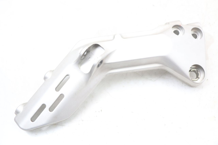 photo de SUPORTE DO DESCANSO DE PÉ DIANTEIRO ESQUERDO HUSQVARNA SVARTPILEN 401 (2018 - 2023) - Ampliação técnica