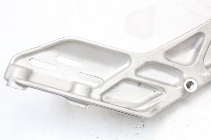 photo de SUPORTE DO DESCANSO DE PÉ DIANTEIRO ESQUERDO HUSQVARNA SVARTPILEN 401 (2018 - 2023) - Pontos de fixação