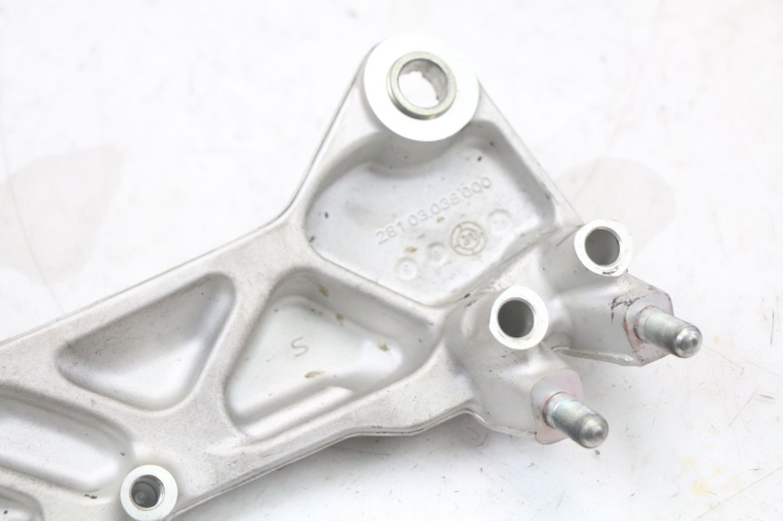 photo de SUPORTE DO DESCANSO DE PÉ DIANTEIRO ESQUERDO HUSQVARNA SVARTPILEN 401 (2018 - 2023) - Peça verificada
