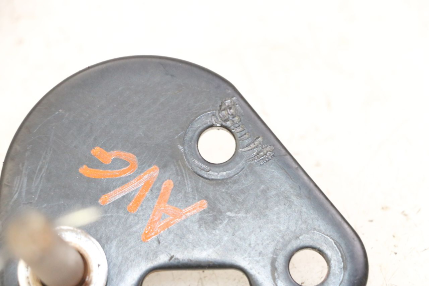 photo de SUPORTE DO DESCANSO DE PÉ DIANTEIRO ESQUERDO KEEWAY K-LIGHT KLIGHT 125 (2018 - 2025) - Zoom do estado de desgaste
