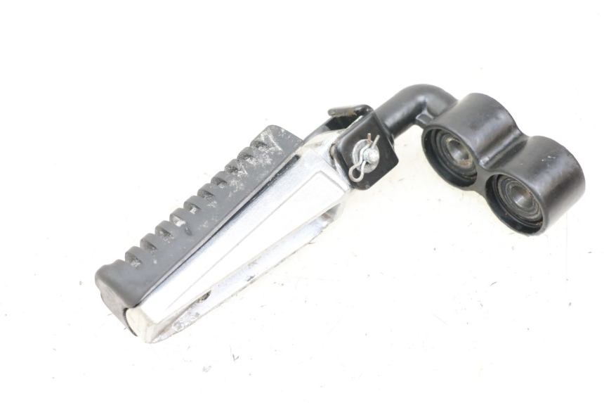 photo de SUPORTE DO DESCANSO DE PÉ DIANTEIRO ESQUERDO KYMCO K-PW K-PIPE 50 (2012 - 2017) - Vista principal