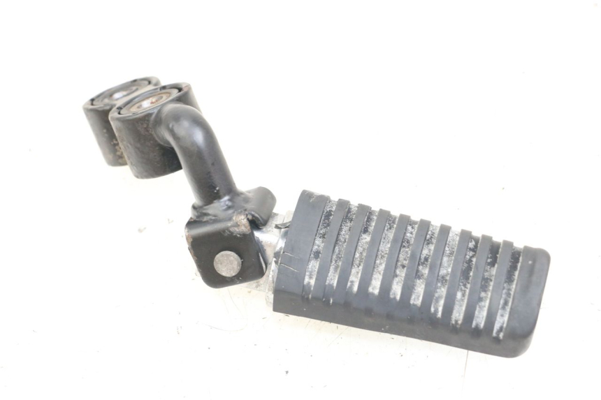 photo de SUPORTE DO DESCANSO DE PÉ DIANTEIRO ESQUERDO KYMCO K-PW K-PIPE 50 (2012 - 2017) - Detalhe da peça