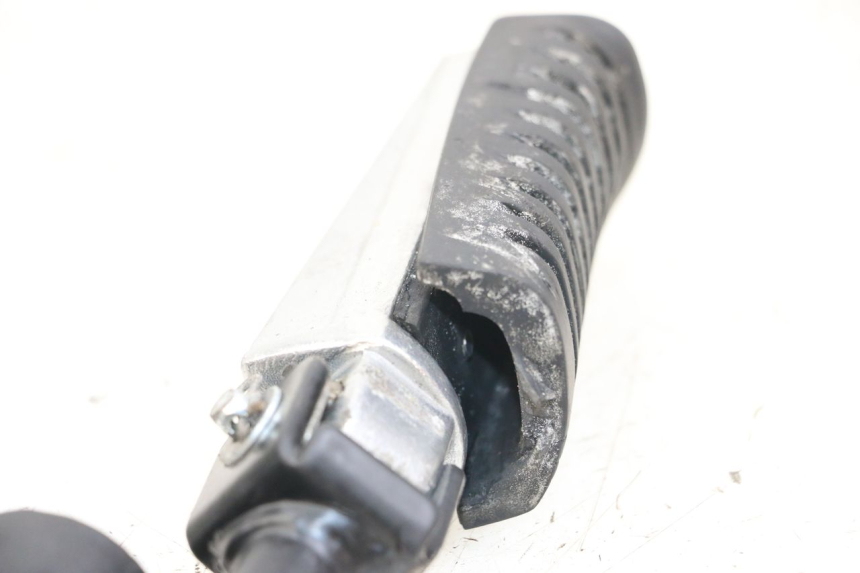 photo de SUPORTE DO DESCANSO DE PÉ DIANTEIRO ESQUERDO KYMCO K-PW K-PIPE 50 (2012 - 2017) - Zoom do estado de desgaste