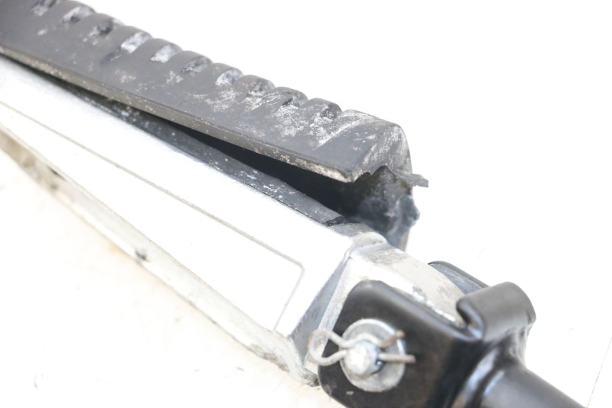 photo de SUPORTE DO DESCANSO DE PÉ DIANTEIRO ESQUERDO KYMCO K-PW K-PIPE 50 (2012 - 2017) - Outro ângulo de visão