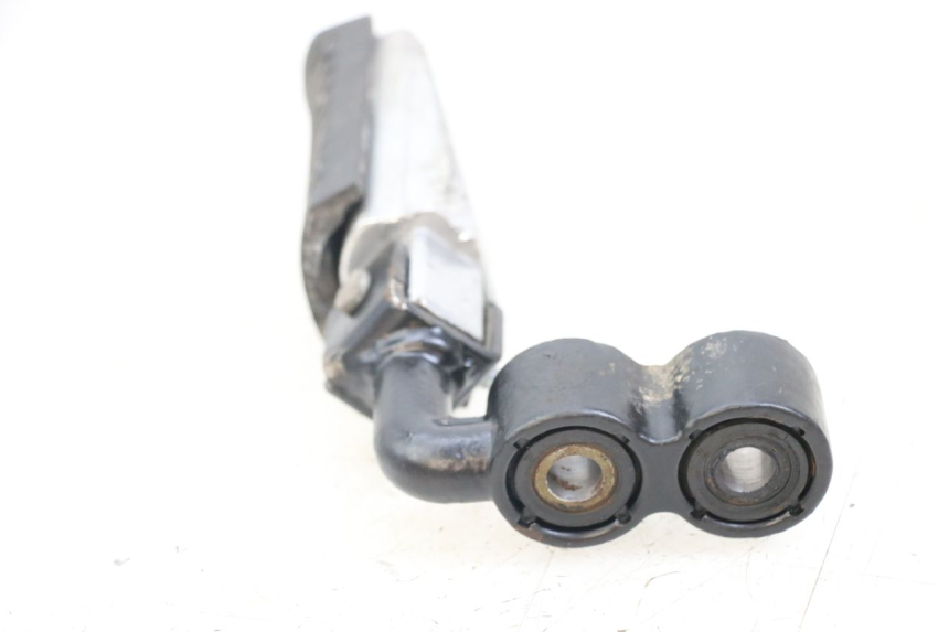 photo de SUPORTE DO DESCANSO DE PÉ DIANTEIRO ESQUERDO KYMCO K-PW K-PIPE 50 (2012 - 2017) - Ampliação técnica