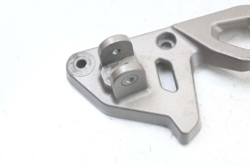 photo de SUPORTE DO DESCANSO DE PÉ DIANTEIRO ESQUERDO MASAI SCRAMBLER SPORT 125 (2021 - 2025) - Detalhe da peça