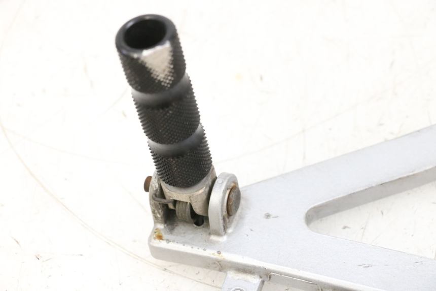 photo de SUPORTE DO DESCANSO DE PÉ DIANTEIRO ESQUERDO HONDA NSR R 125 (1994 - 2003) - Detalhe da peça