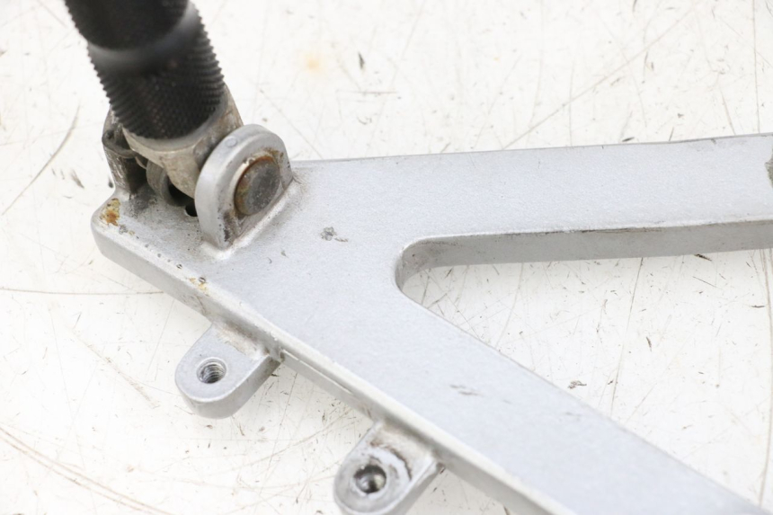 photo de SUPORTE DO DESCANSO DE PÉ DIANTEIRO ESQUERDO HONDA NSR R 125 (1994 - 2003) - Outro ângulo de visão