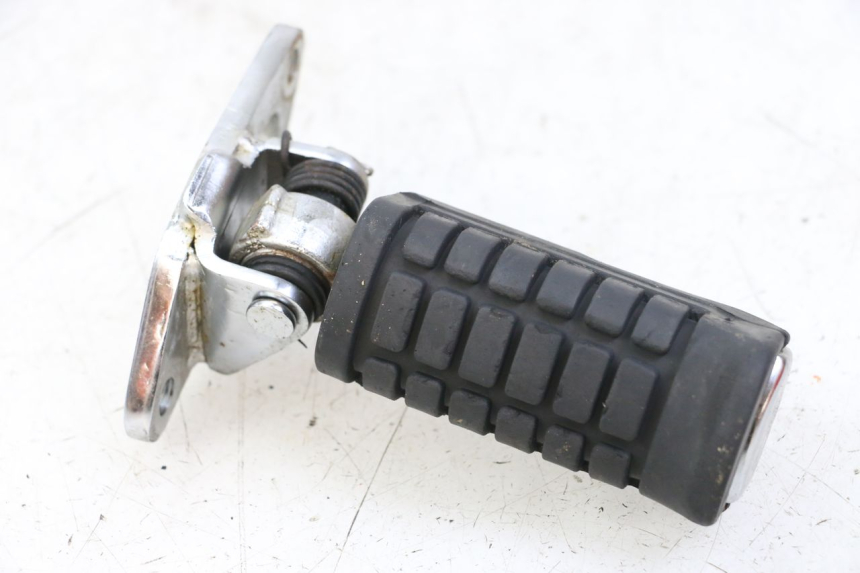 photo de SUPORTE DO DESCANSO DE PÉ DIANTEIRO ESQUERDO REGAL RAPTOR RAXTER 2 125 (2007 - 2015) - Vista principal