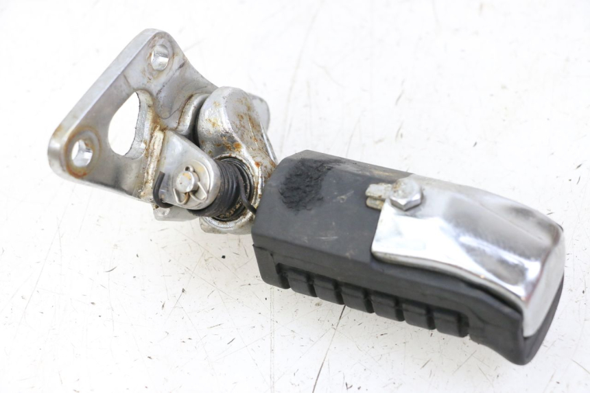 photo de SUPORTE DO DESCANSO DE PÉ DIANTEIRO ESQUERDO REGAL RAPTOR RAXTER 2 125 (2007 - 2015) - Detalhe da peça