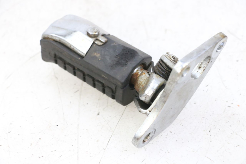 photo de SUPORTE DO DESCANSO DE PÉ DIANTEIRO ESQUERDO REGAL RAPTOR RAXTER 2 125 (2007 - 2015) - Ampliação técnica
