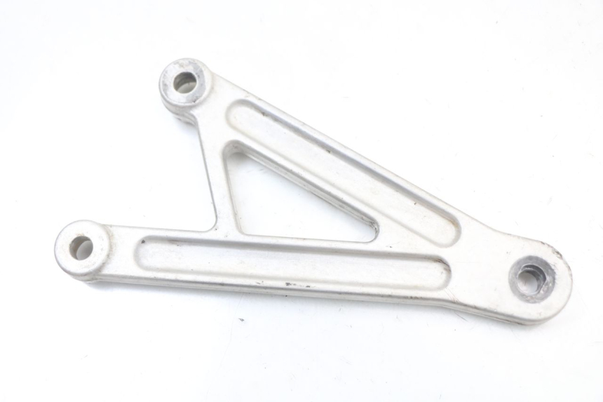 photo de SUPORTE DO DESCANSO DE PÉ DIANTEIRO ESQUERDO APRILIA RS 50 (2006 - 2010) - Detalhe da peça