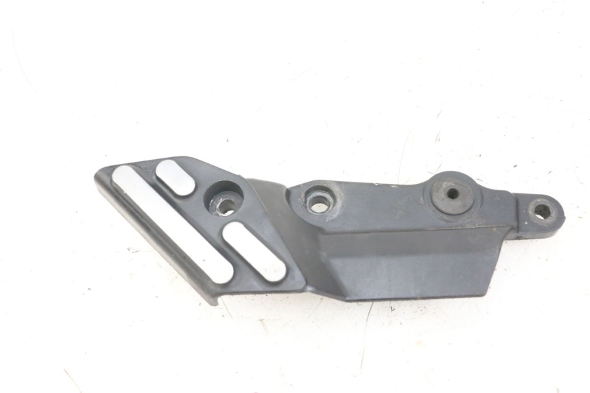 photo de SUPORTE DO DESCANSO DE PÉ DIANTEIRO ESQUERDO TRIUMPH SPEED TRIPLE T301 900 (1994 - 1996) - Detalhe da peça