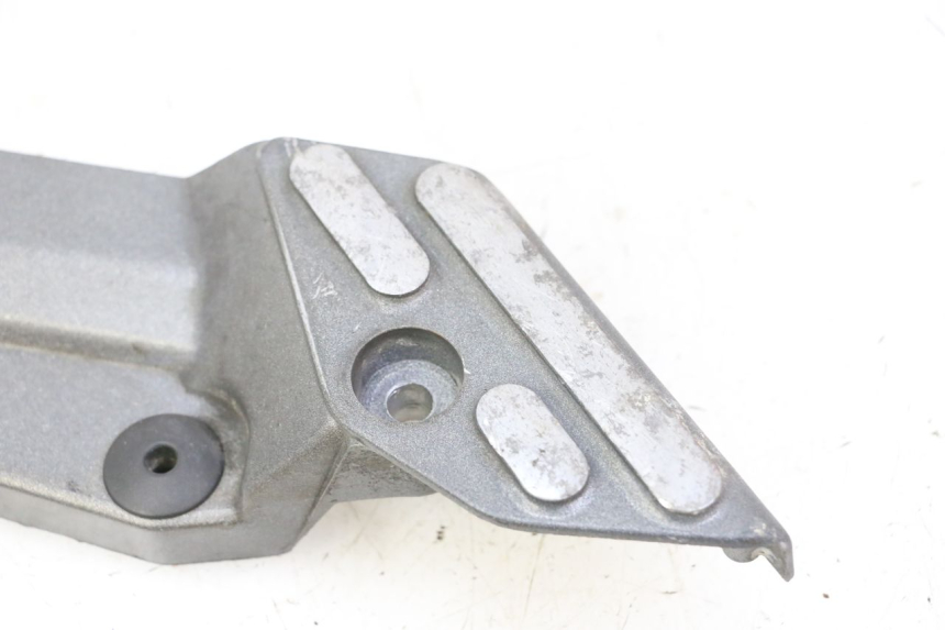 photo de SUPORTE DO DESCANSO DE PÉ DIANTEIRO ESQUERDO TRIUMPH SPRINT 900 (1995 - 1998) - Ampliação técnica