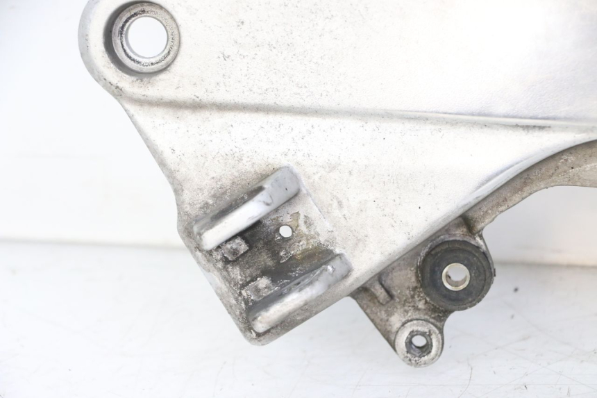 photo de SUPORTE DO DESCANSO DE PÉ DIANTEIRO ESQUERDO HONDA ST PAN EUROPEAN 1300 (2002 - 2013) - Marcações e referências